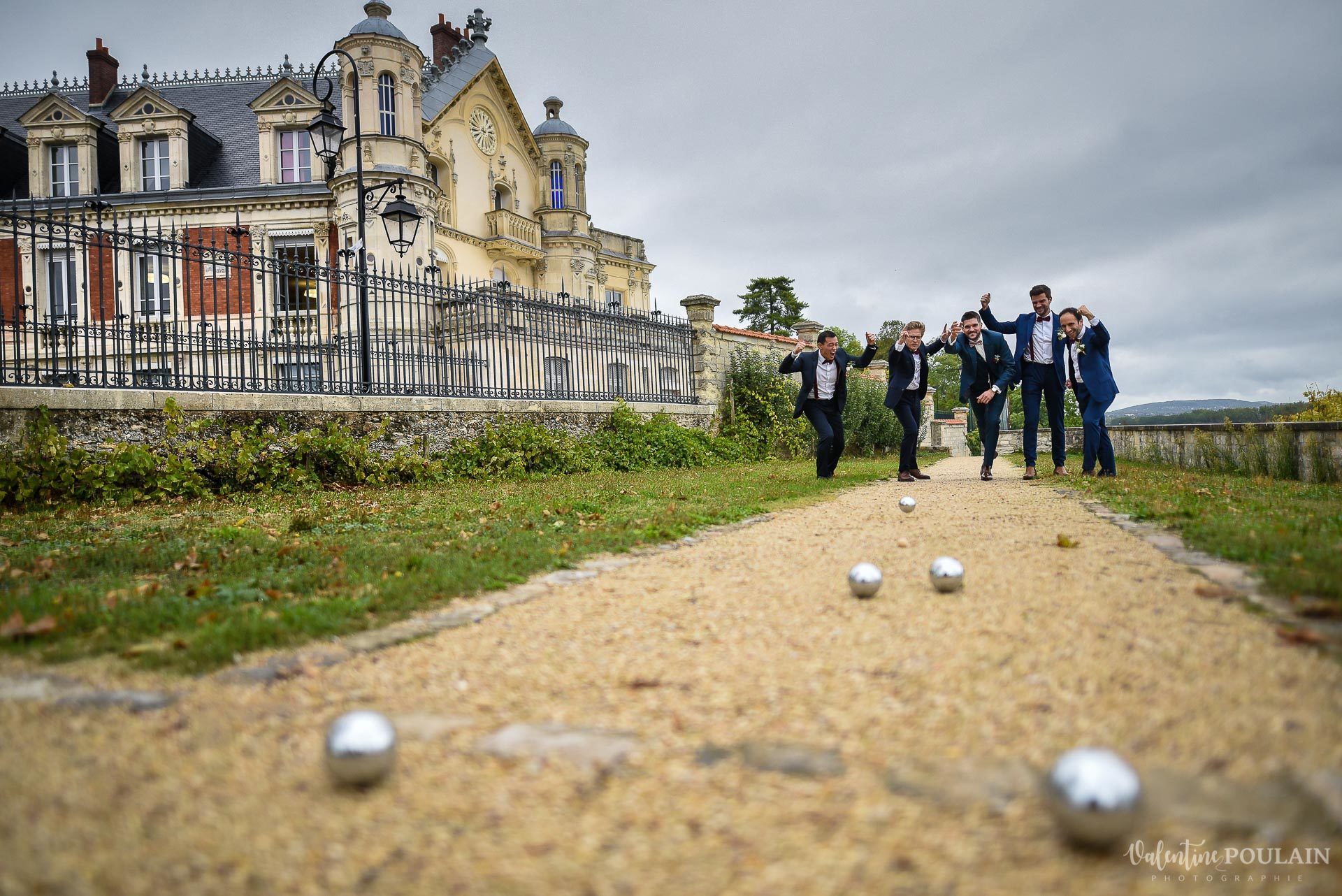 Mariage lieu insolite Paris -Valentine Poulain Domaine de Brunel Château du Prieuré pétanques