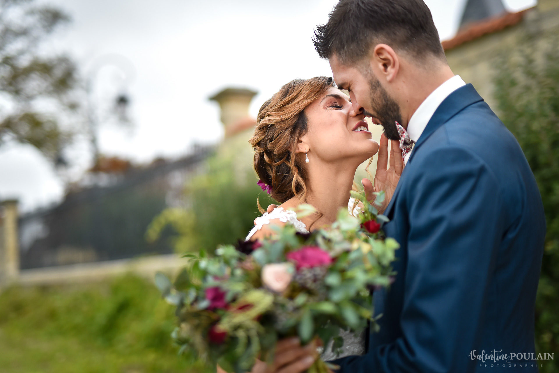 Mariage lieu insolite Paris -Valentine Poulain Domaine de Brunel Château du Prieuré couple