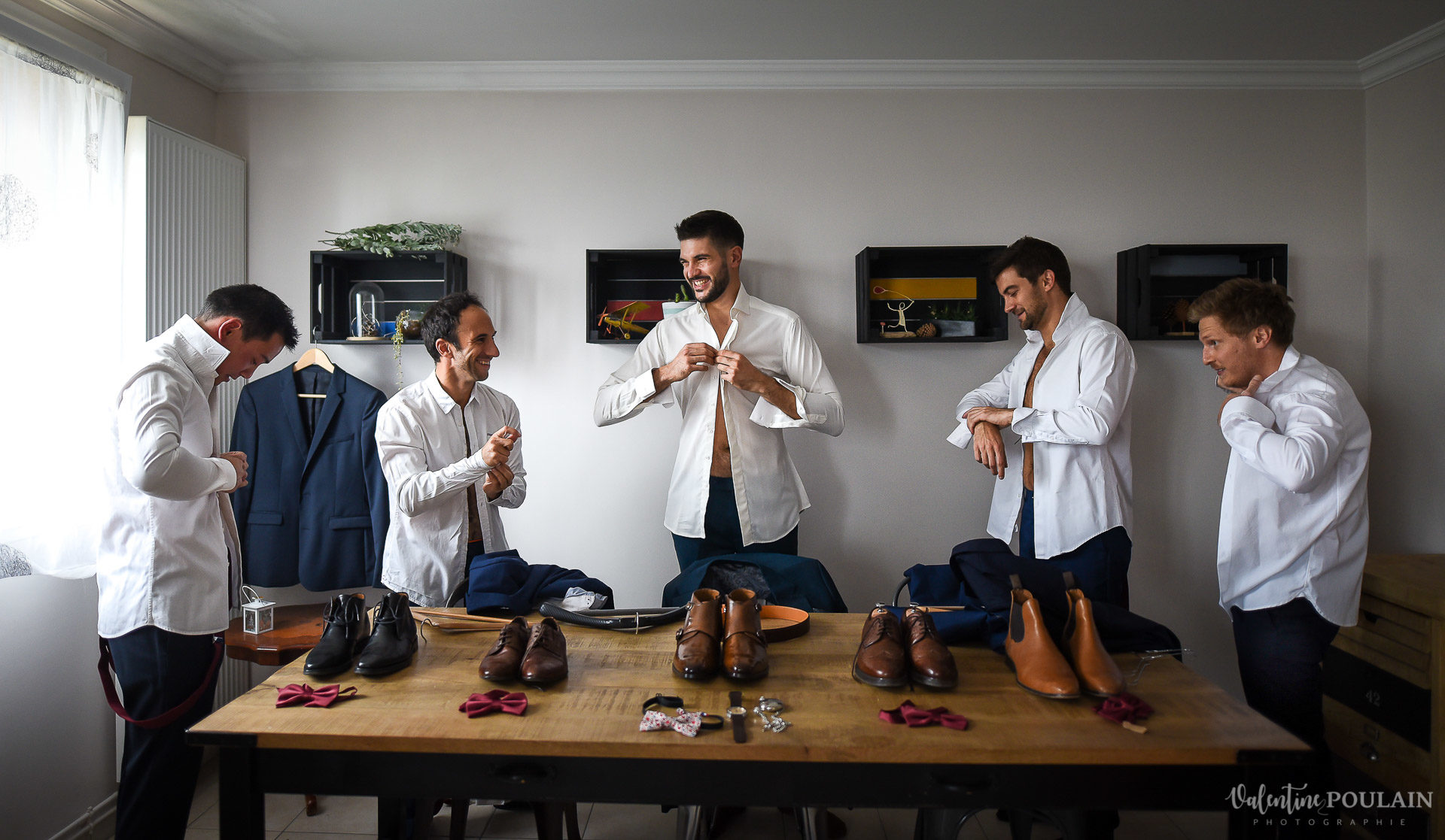 Mariage lieu insolite Paris -Valentine Poulain préparatif hommes chaussure