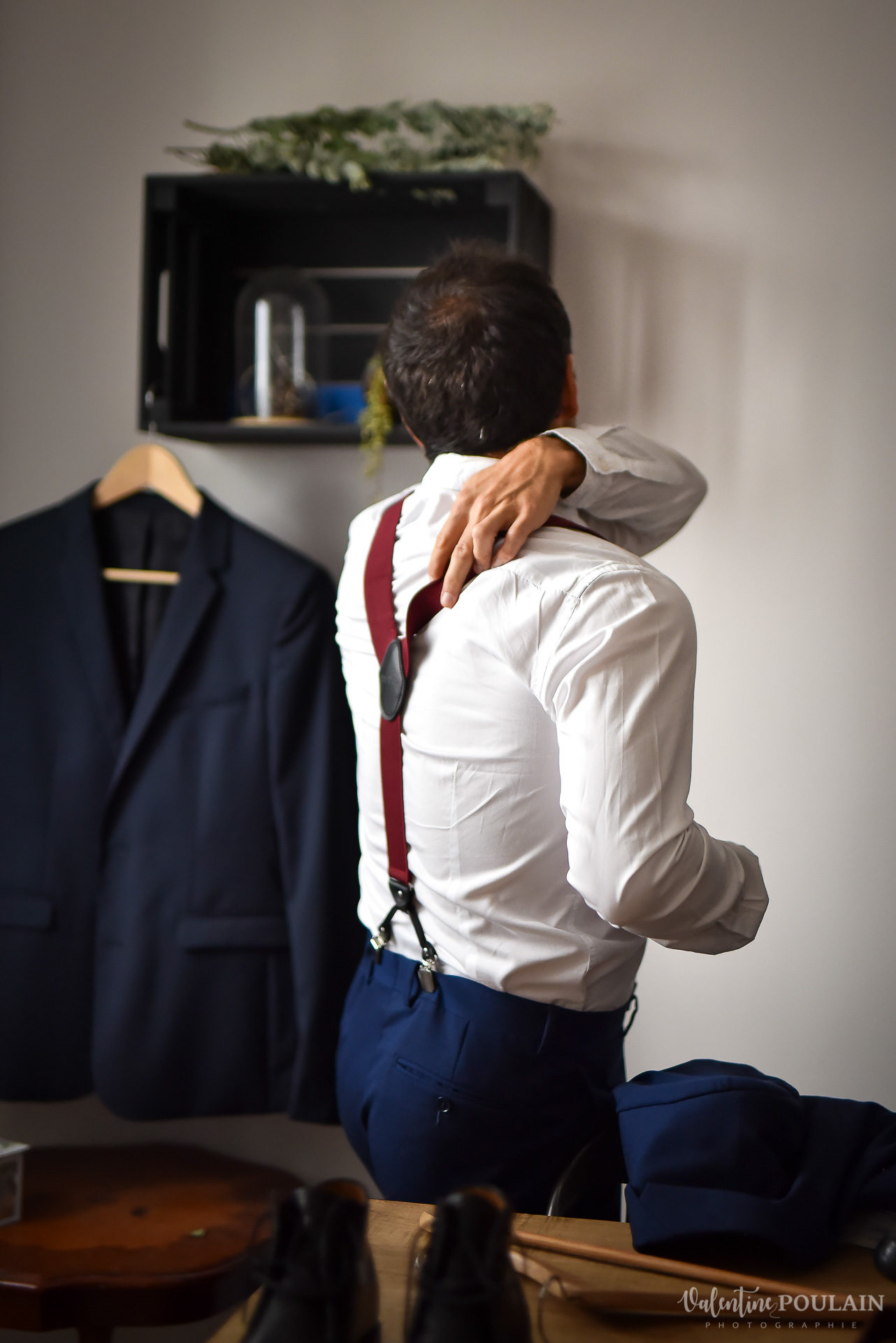 Mariage lieu insolite Paris -Valentine Poulain préparatif hommes bretelle