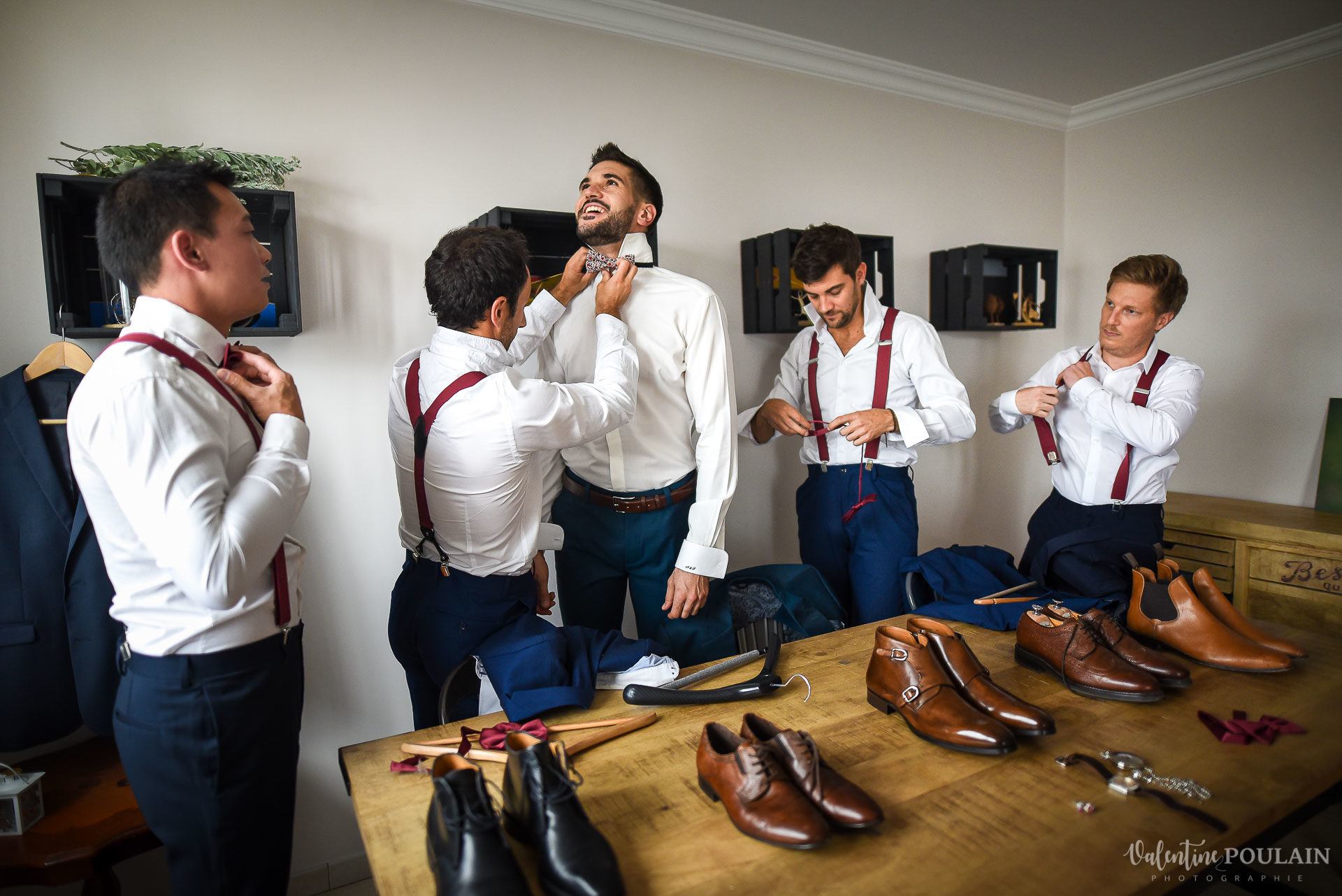 Mariage lieu insolite Paris -Valentine Poulain préparatif hommes chemise