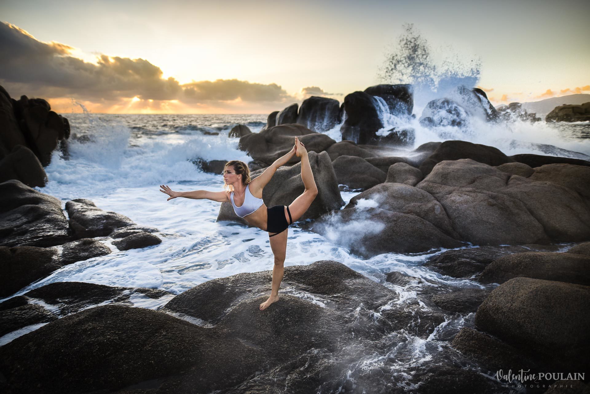 Shooting pole dance Corse Portrait - Valentine Poulain cascade