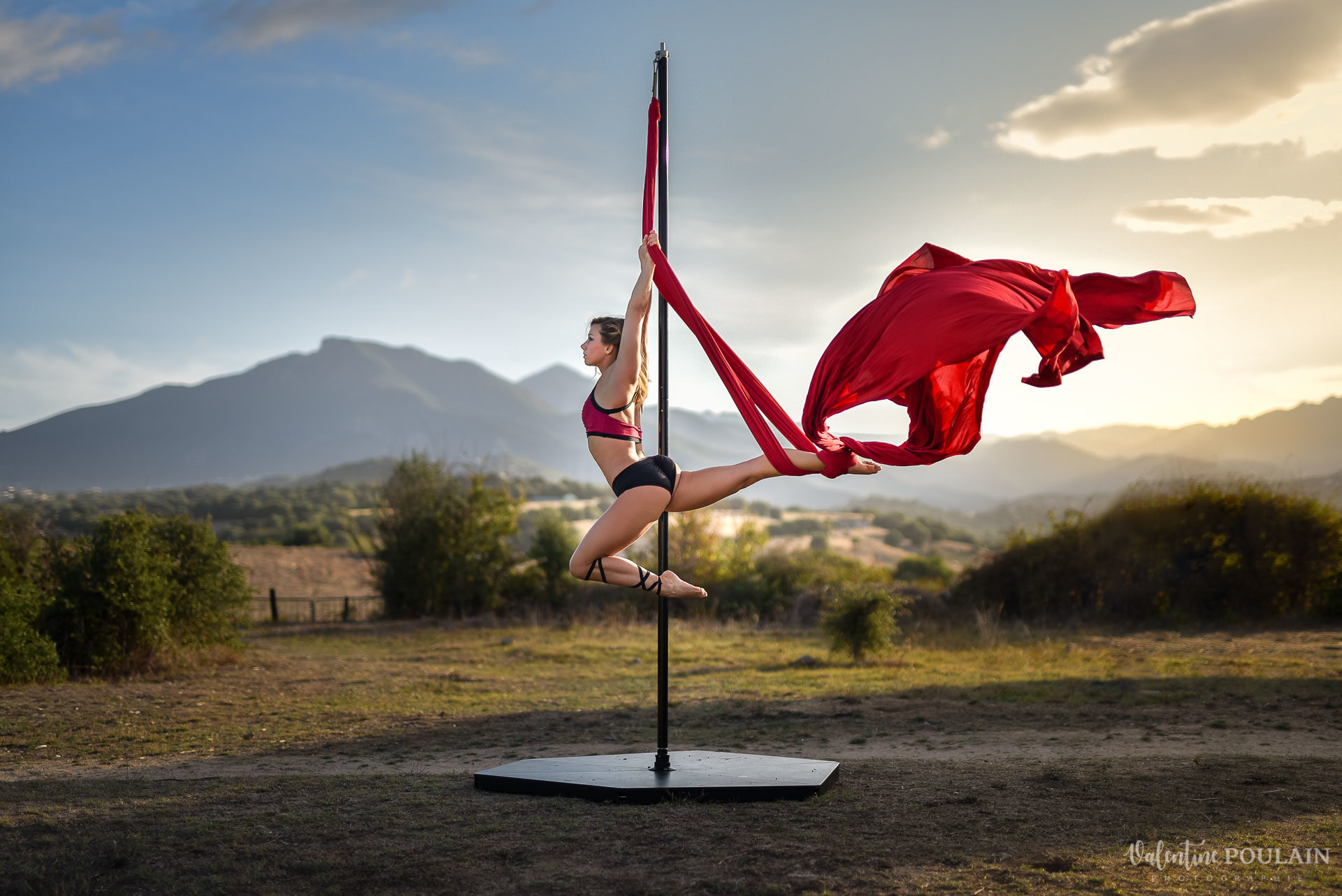 Shooting pole dance Corse Portrait - Valentine Poulain tissu aérien