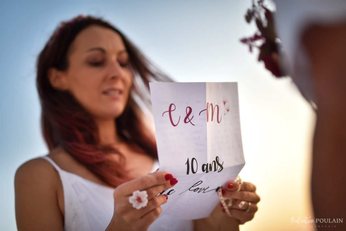 Shooting photo day after Santorin - Valentine Poulain lire lettre