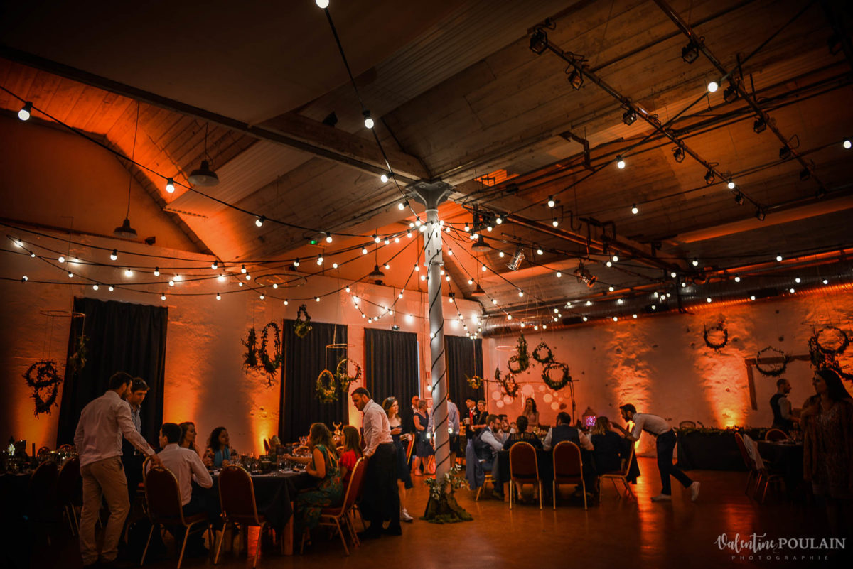 salle guirlandes ambiance - Valentine Poulain