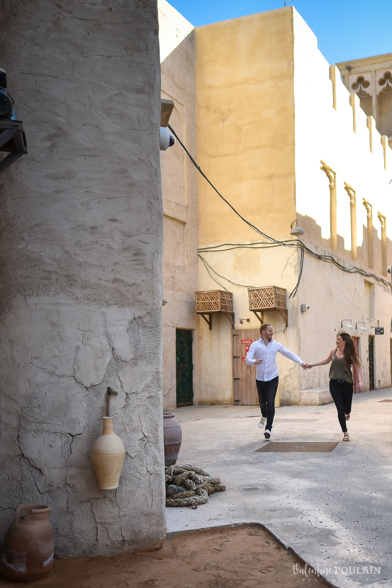 Demande en mariage Désert Dubaï - Valentine Poulain dévaler