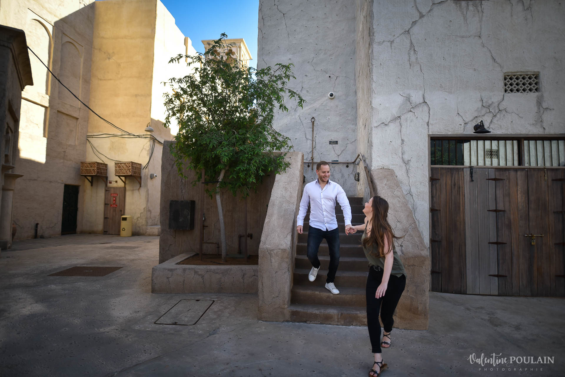 Demande en mariage Désert Dubaï - Valentine Poulain escalier