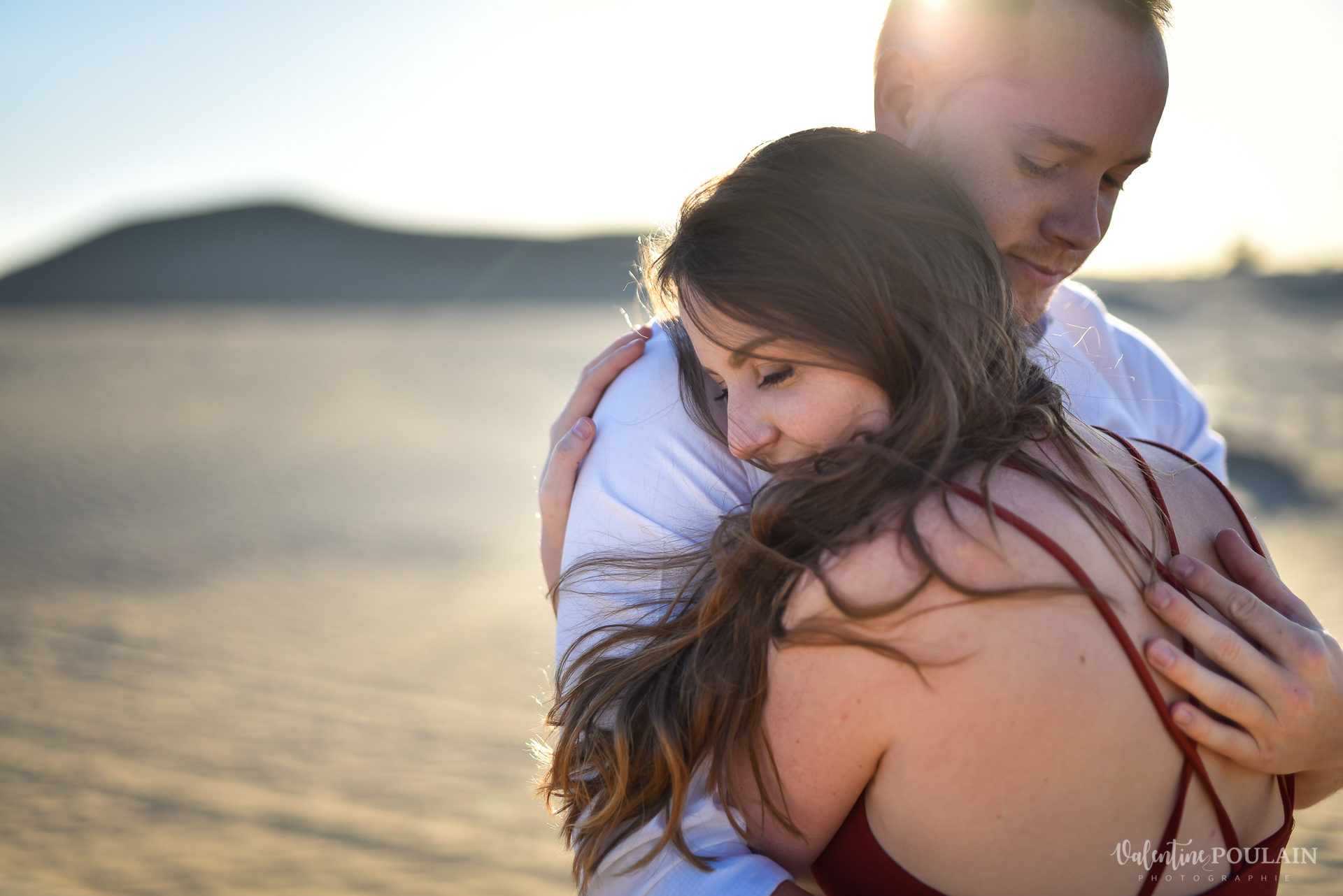 Demande en mariage Désert Dubaï - Valentine Poulain serrer