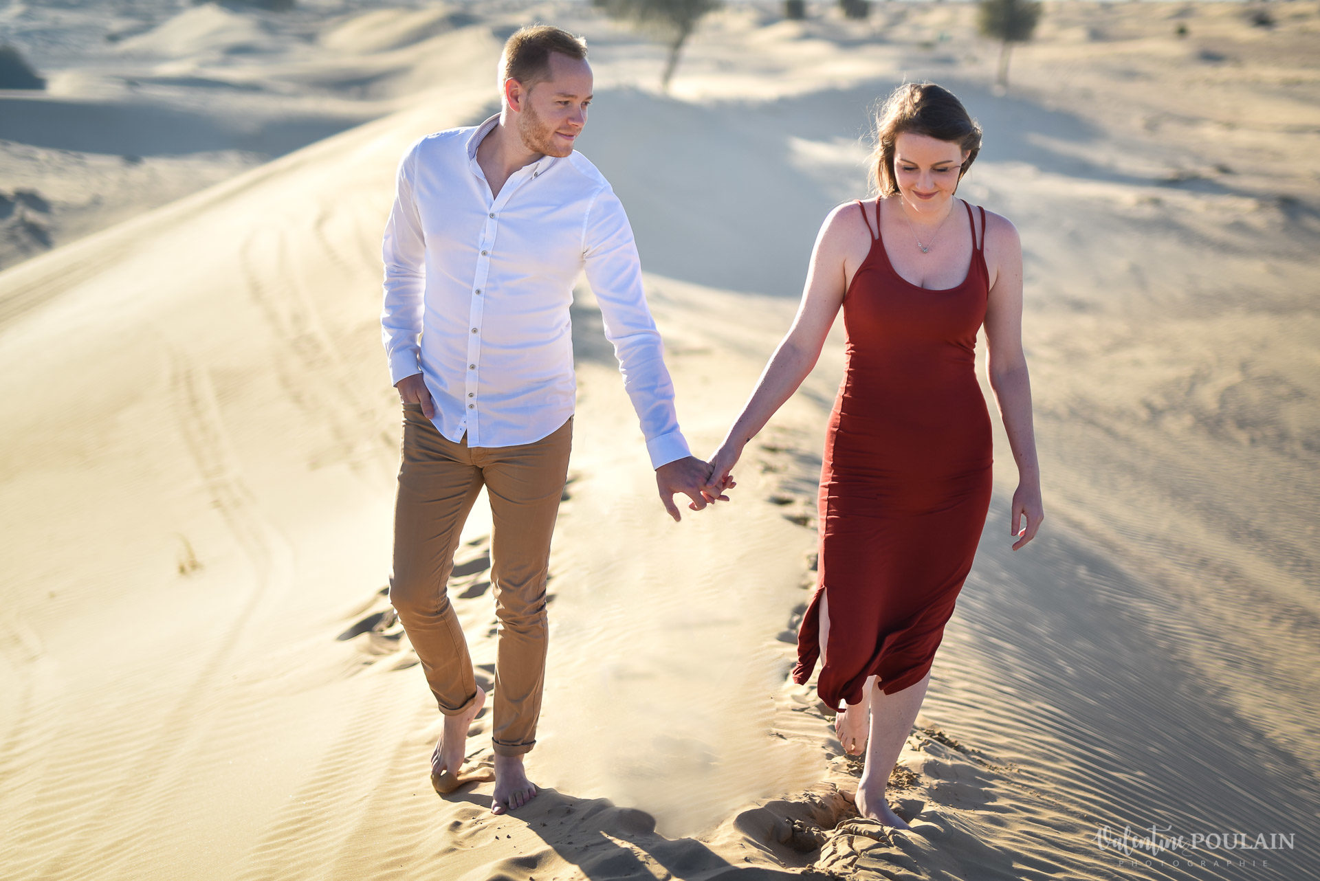 Demande en mariage Désert Dubaï - Valentine Poulain marcher