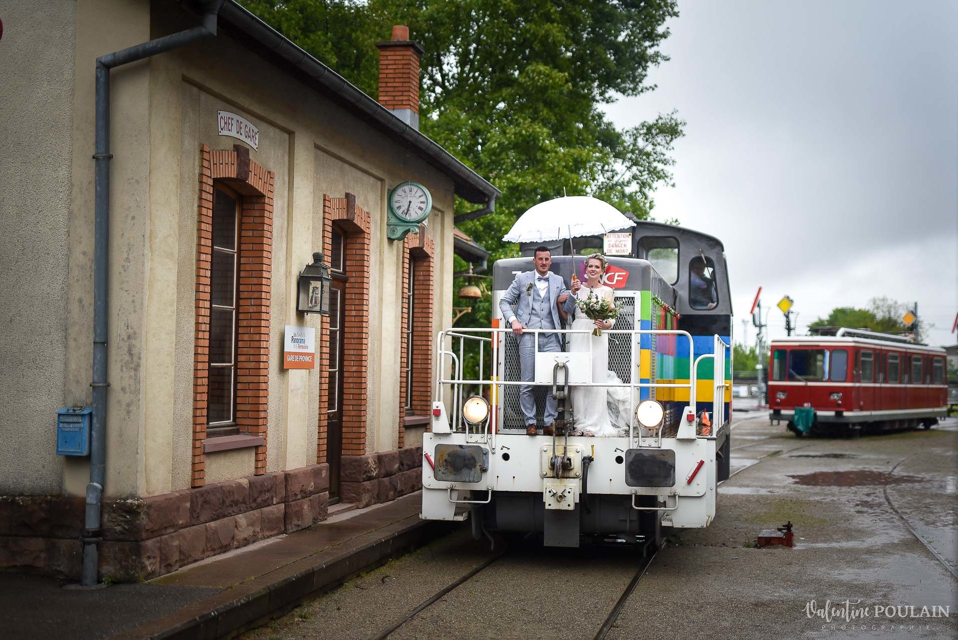 Mariage cité du train arrivée locomotive - Valentine Poulain