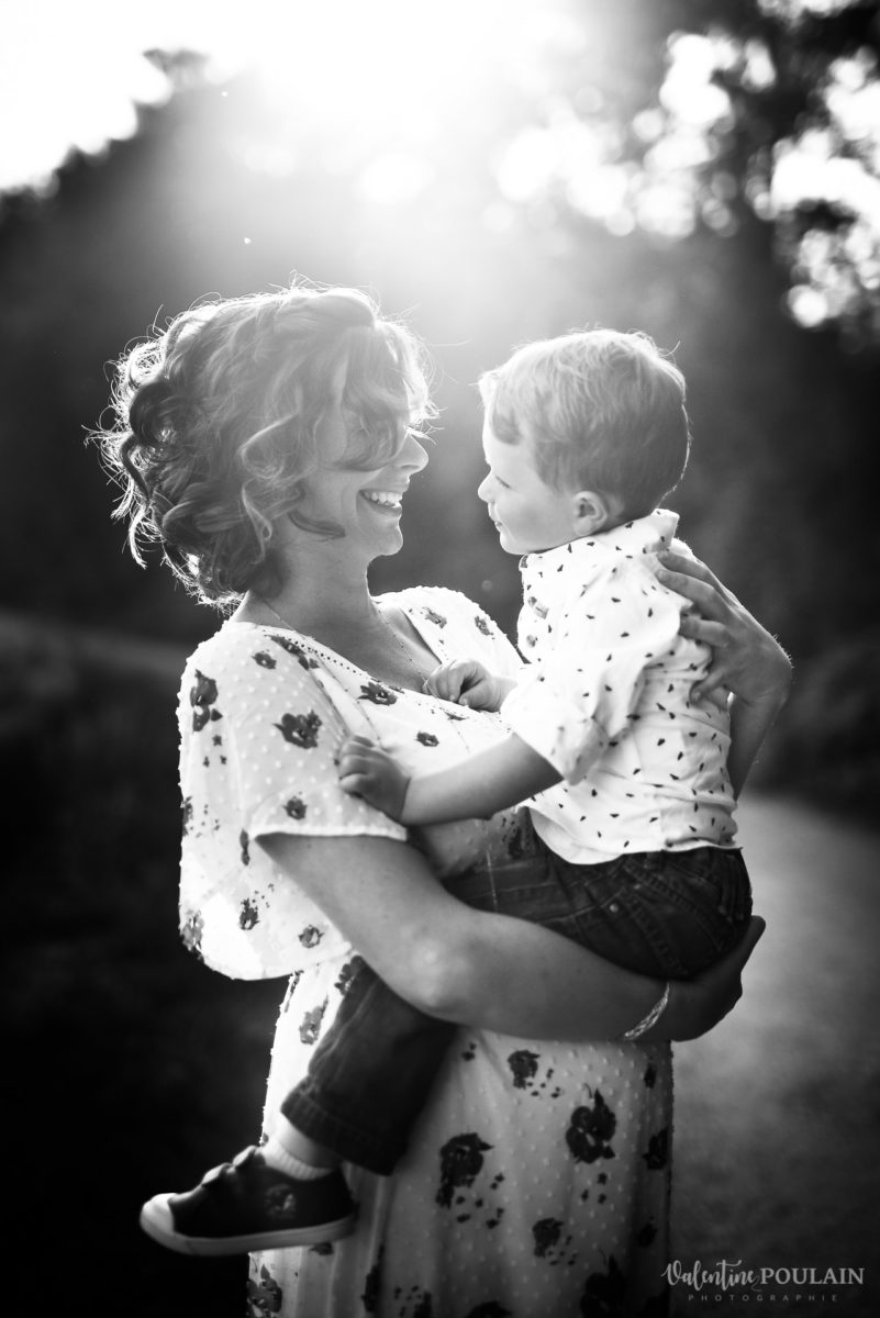 Seance grossesse famille coucher n&b - Valentine Poulain