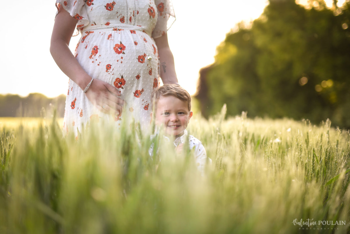 Seance grossesse famille coucher soleil champs - Valentine Poulain