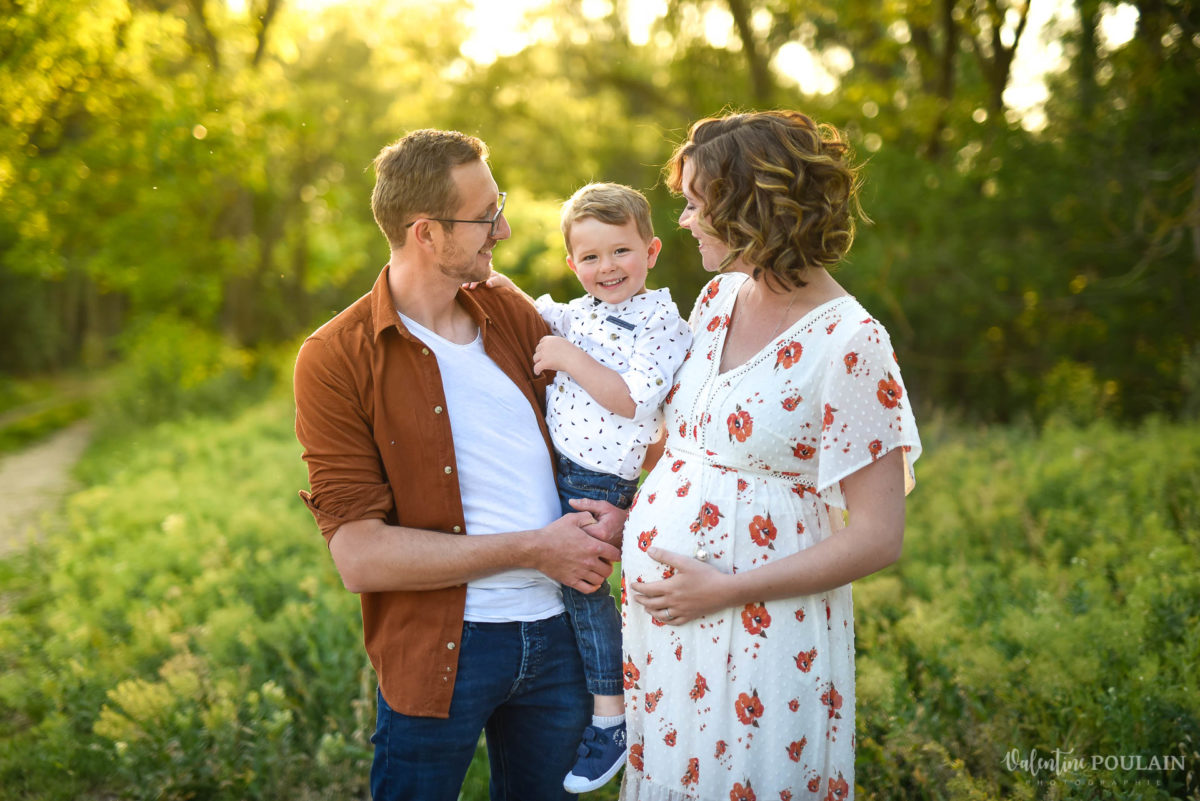 Seance grossesse famille coucher soleil regards  - Valentine Poulain