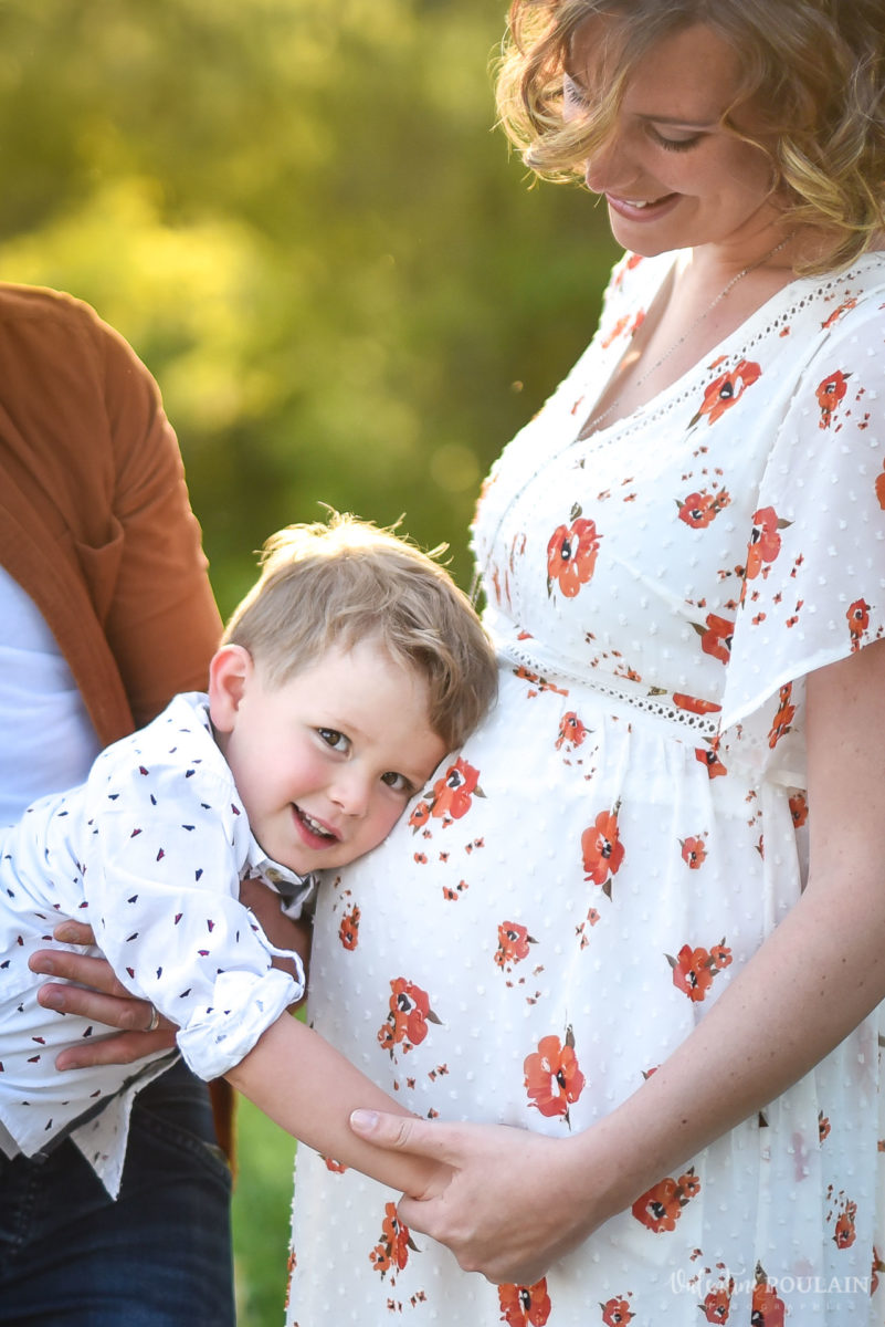 Seance grossesse famille coucher soleil câlin  - Valentine Poulain