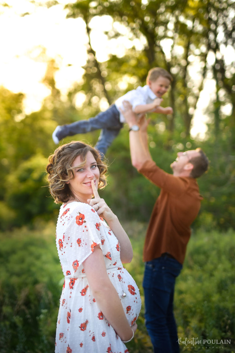 Seance grossesse famille coucher soleil voler - Valentine Poulain