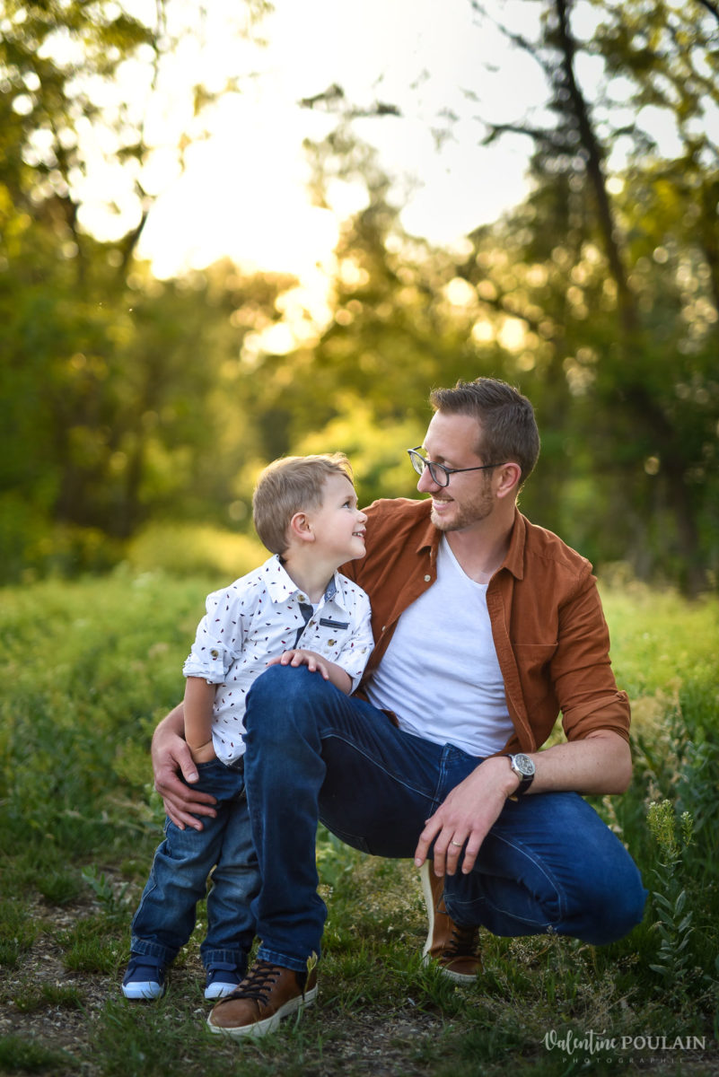 Seance grossesse famille coucher soleil père et fils - Valentine Poulain