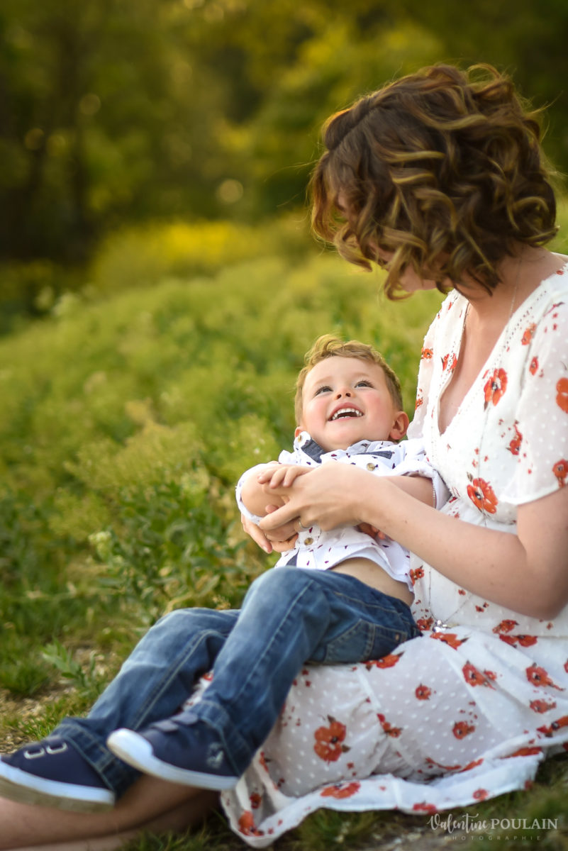 Seance grossesse famille coucher soleil couché - Valentine Poulain
