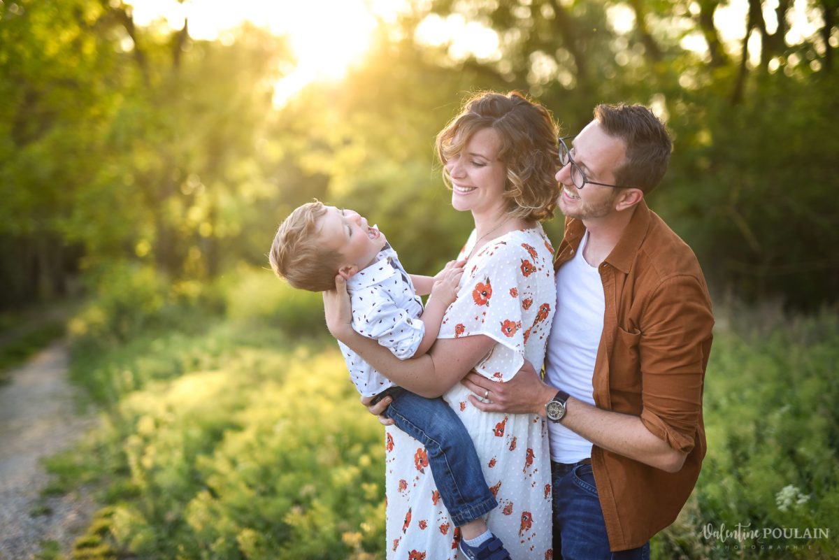Seance grossesse famille coucher soleil rires - Valentine Poulain
