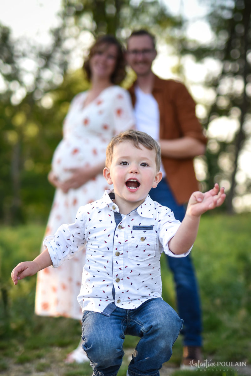 Seance grossesse famille coucher soleil sauts - Valentine Poulain