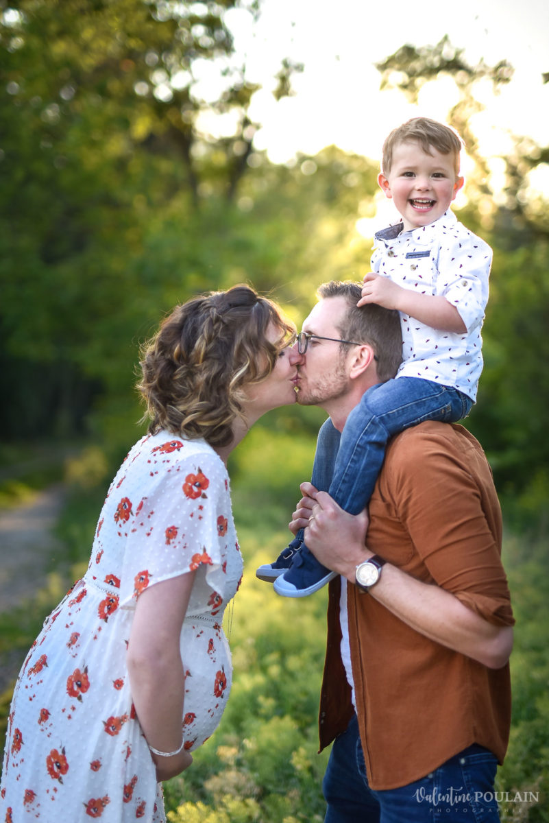 Seance grossesse famille coucher soleil hey - Valentine Poulain