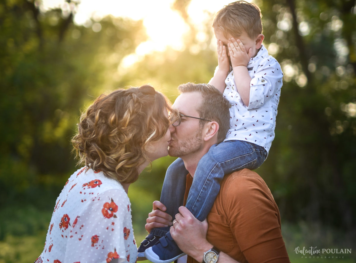 Seance grossesse famille coucher soleil bisou - Valentine Poulain