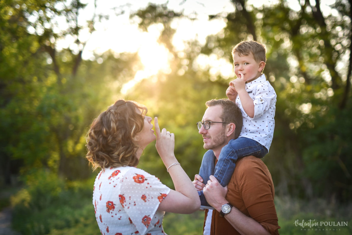 Seance grossesse famille coucher soleil chut - Valentine Poulain
