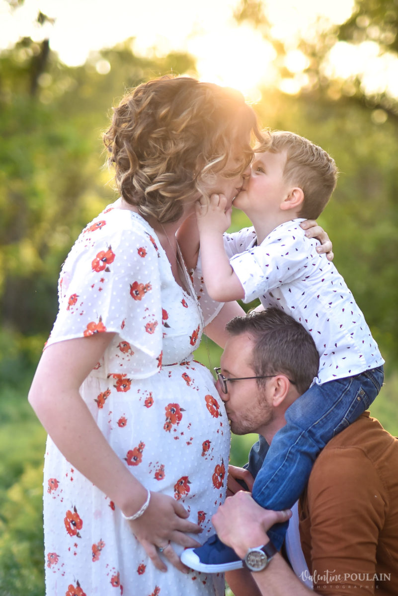 Seance grossesse famille coucher soleil bisous - Valentine Poulain