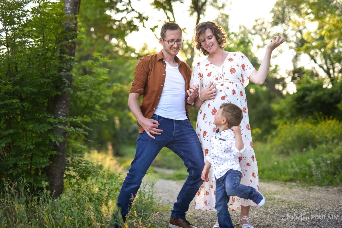 Seance grossesse famille coucher soleil danser - Valentine Poulain