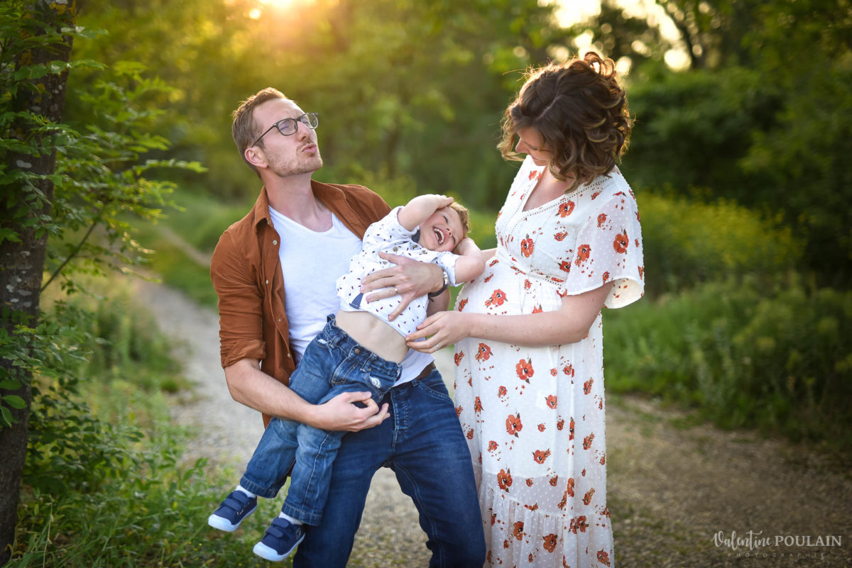 Seance grossesse famille coucher soleil chatouilles - Valentine Poulain