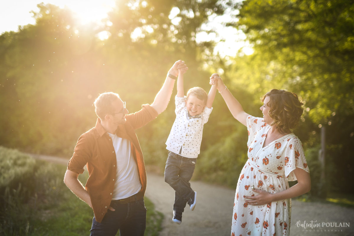 Seance grossesse famille sauter haut - Valentine Poulain