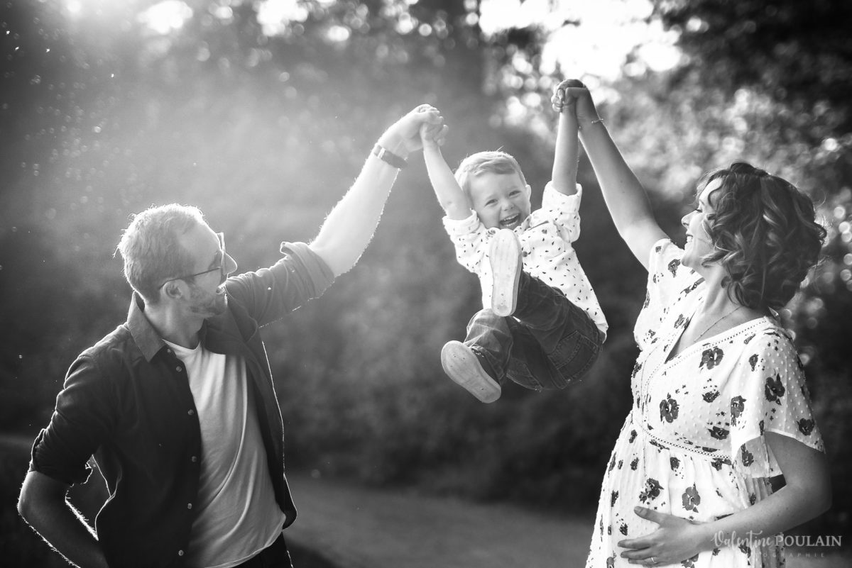 Seance grossesse famille sauter haut - Valentine Poulain