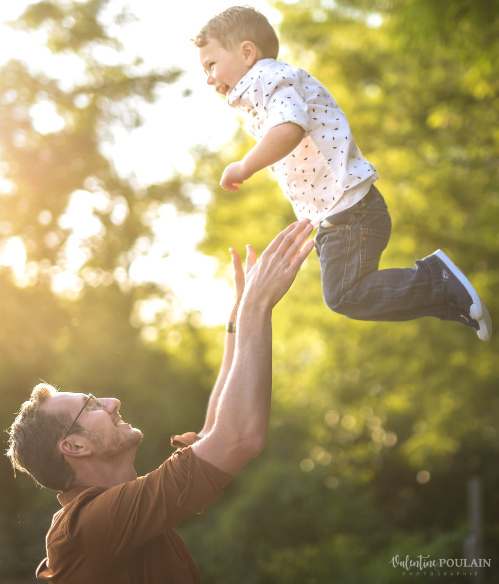 Seance grossesse famille coucher soleil en l'air - Valentine Poulain
