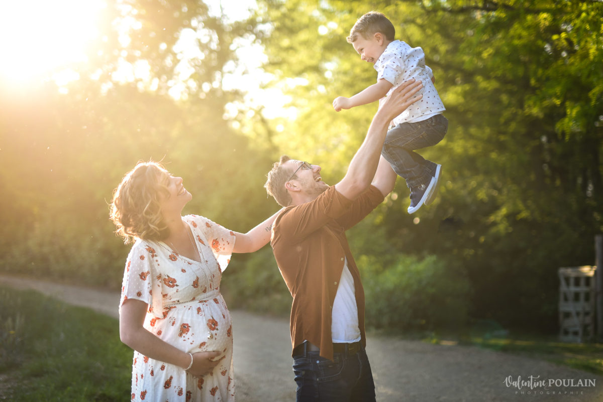 Seance grossesse famille coucher yahou - Valentine Poulain