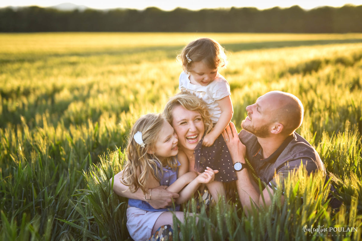 Séance photo Famille champs blé - Valentine Poulain dorée