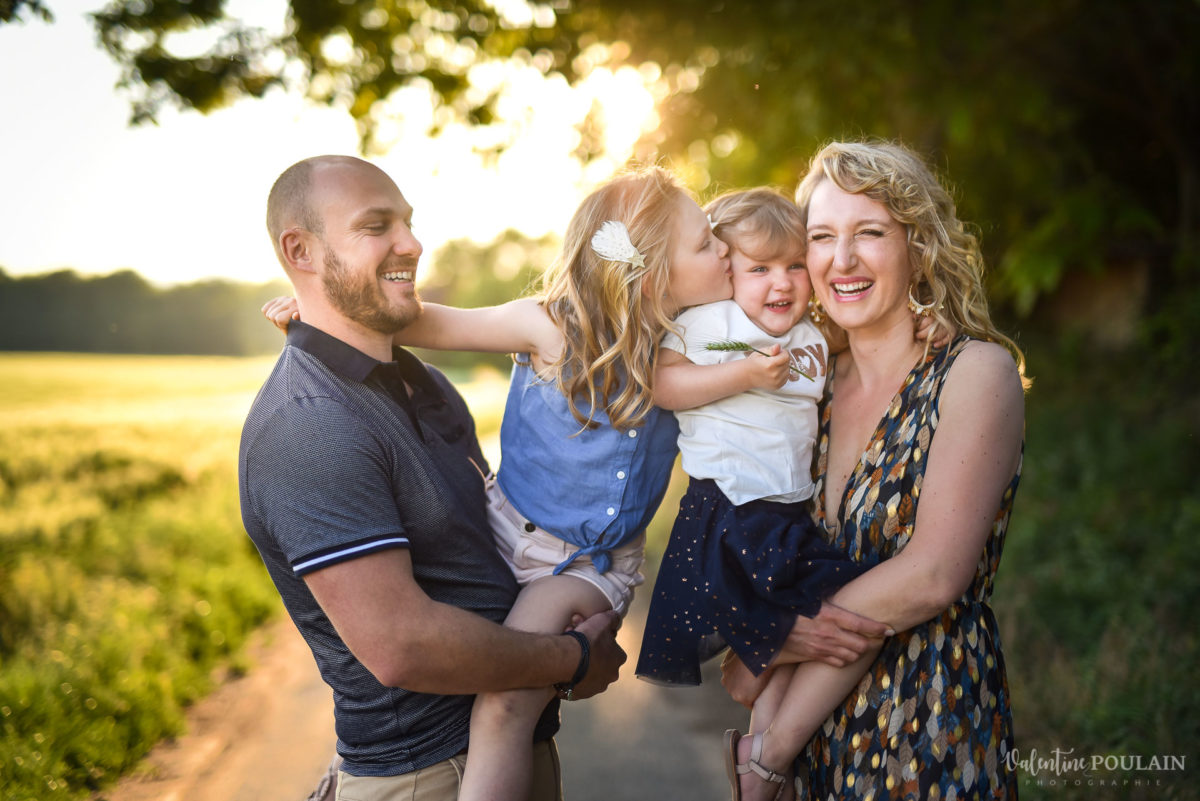 Séance photo Famille champs blé - Valentine Poulain bisou