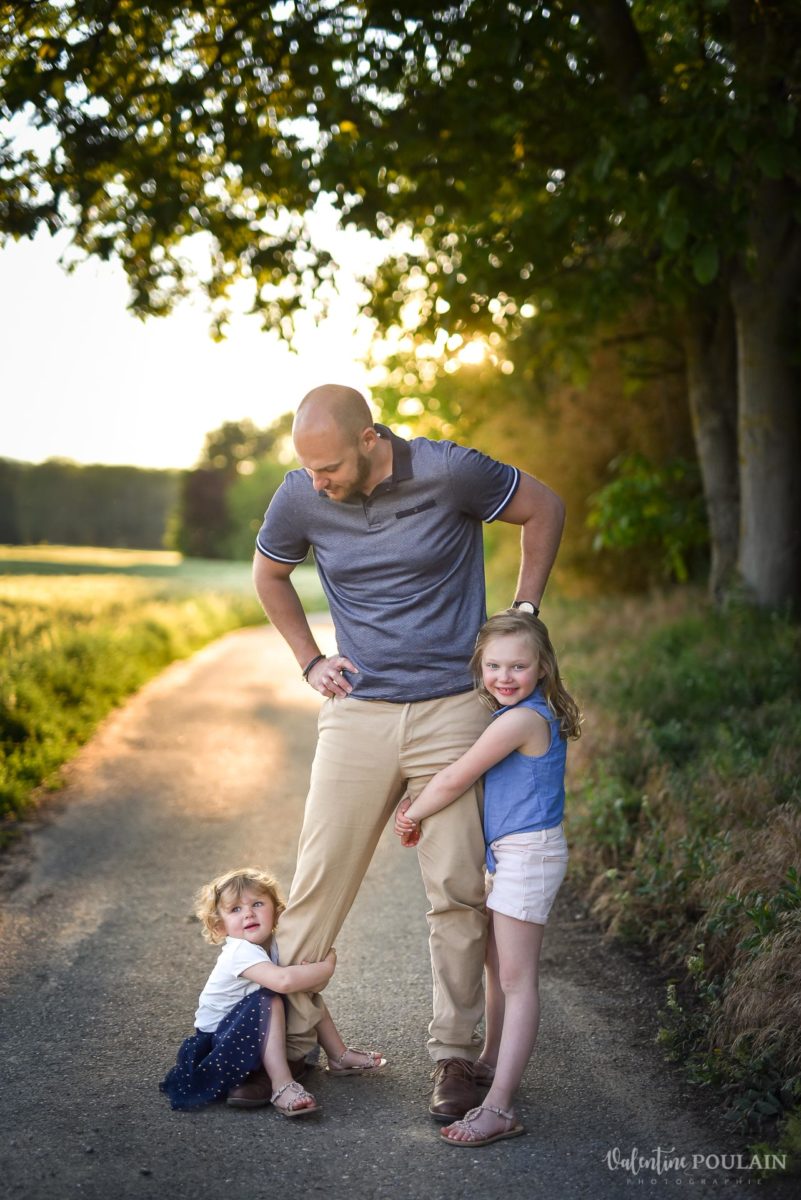 Séance photo Famille champs blé - Valentine Poulain accrochées jambes