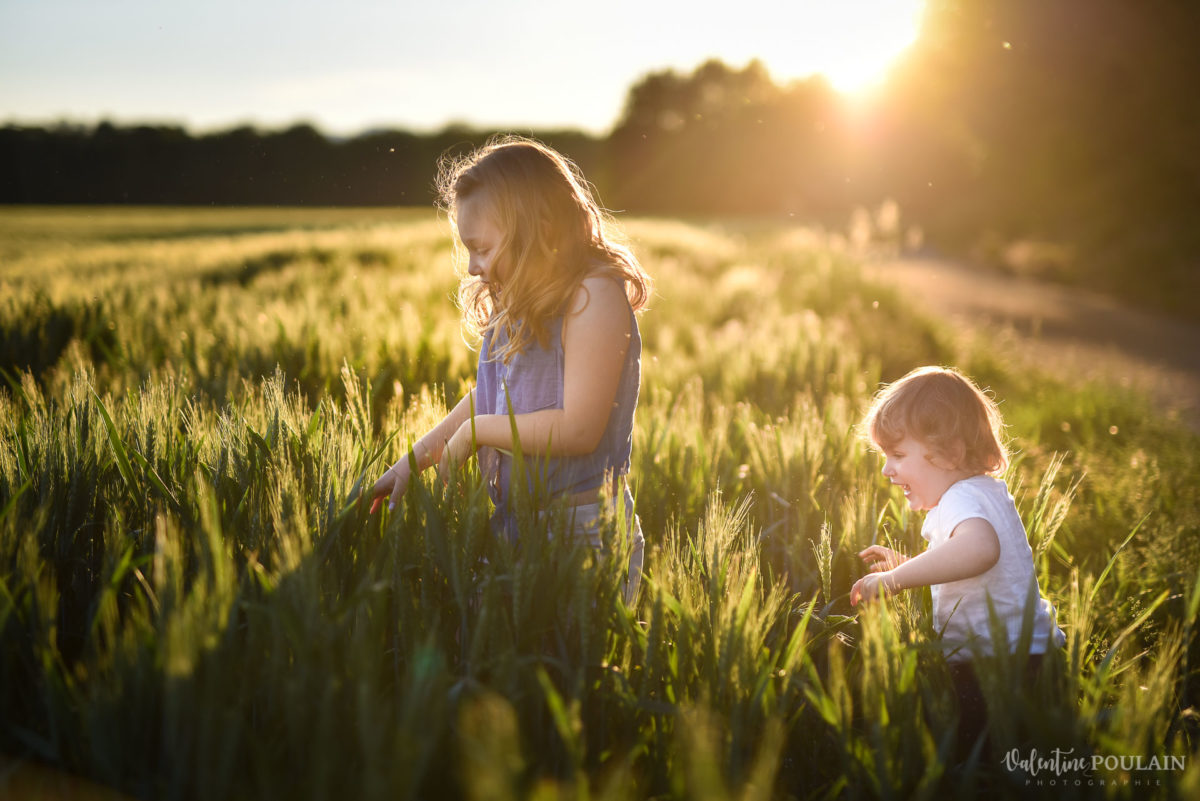 Séance photo Famille champs blé - Valentine Poulain marcher
