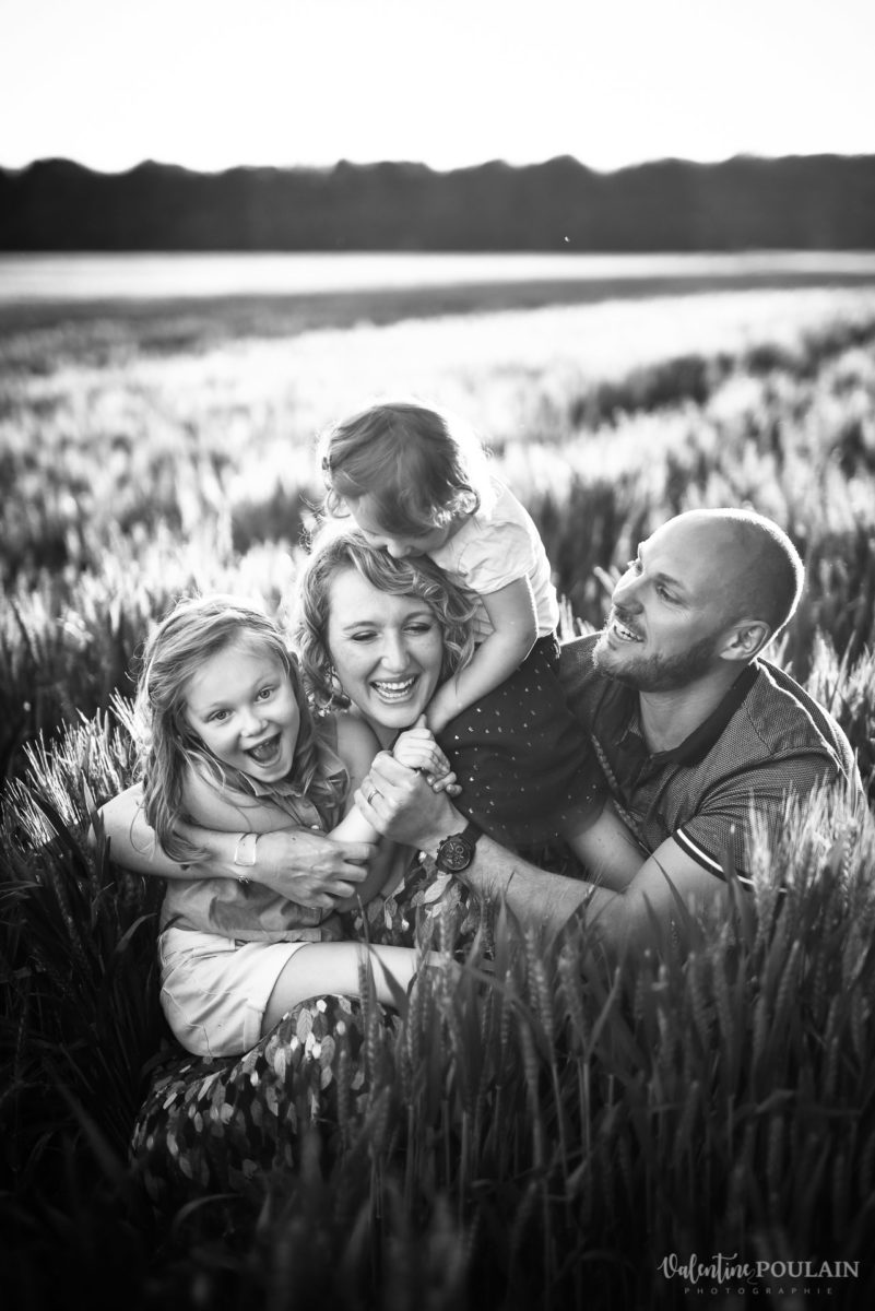 Séance photo Famille champs blé - Valentine Poulain câlin
