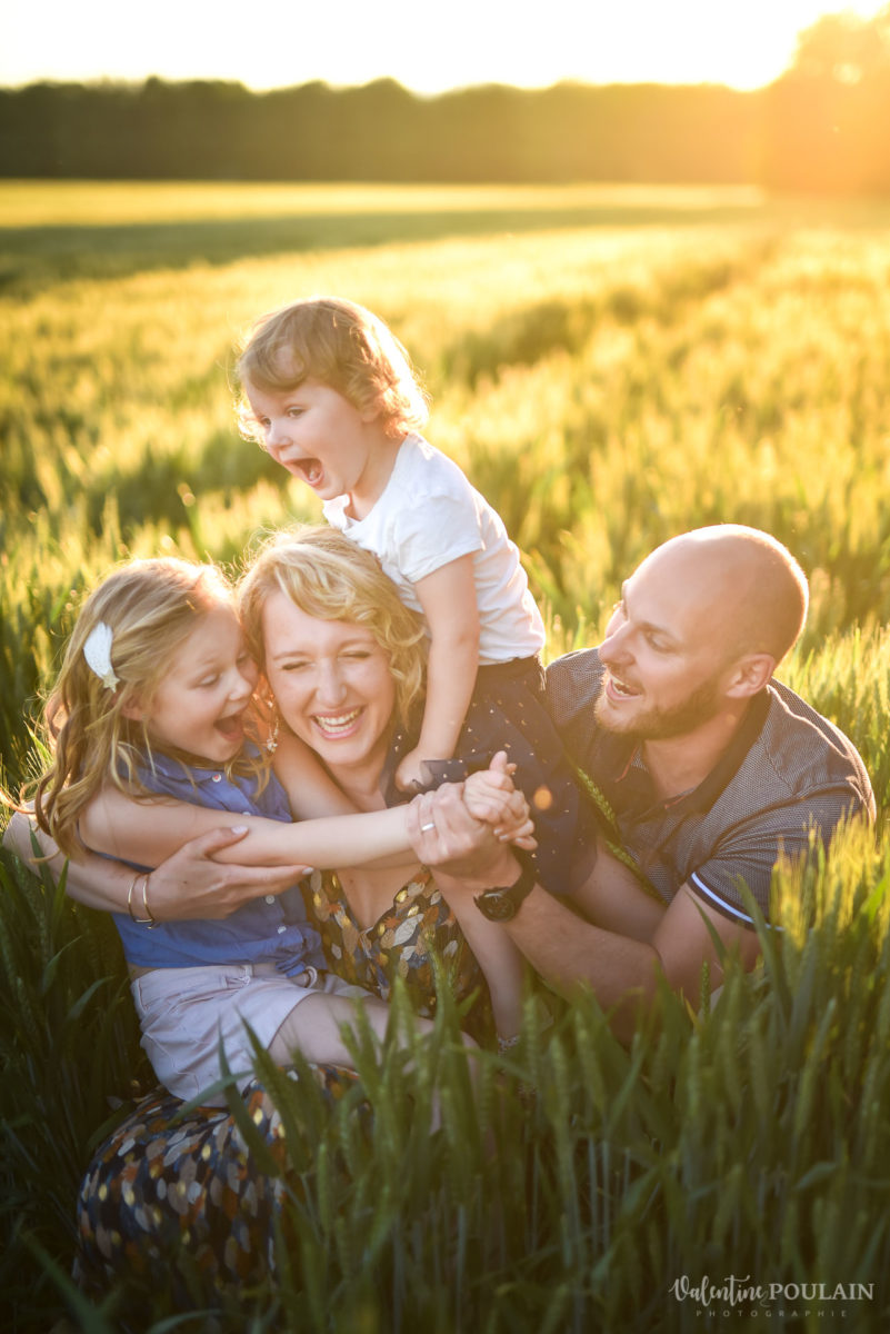 Séance photo Famille champs blé - Valentine Poulain câlins