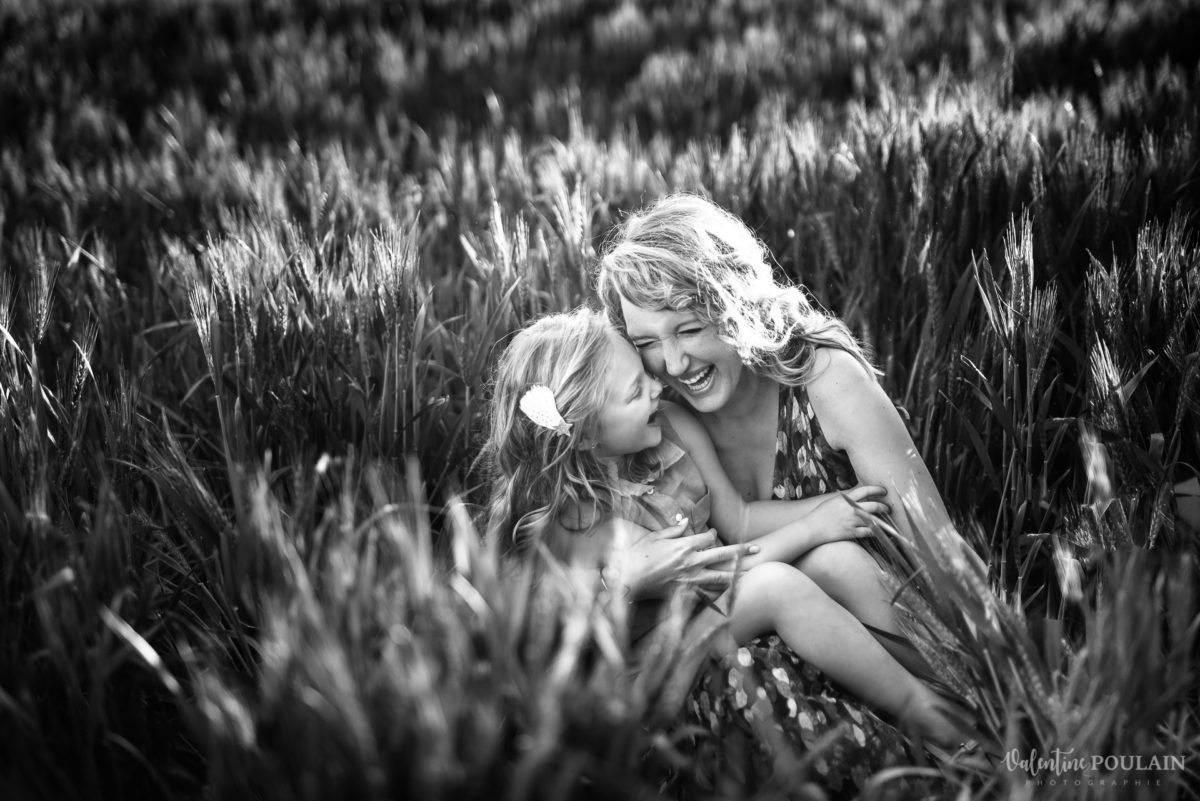 Séance photo Famille champs blé - Valentine Poulain complices