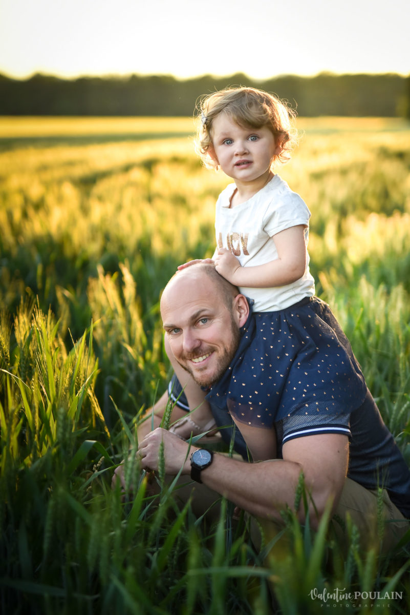 Séance photo Famille champs blé - Valentine Poulain épaules