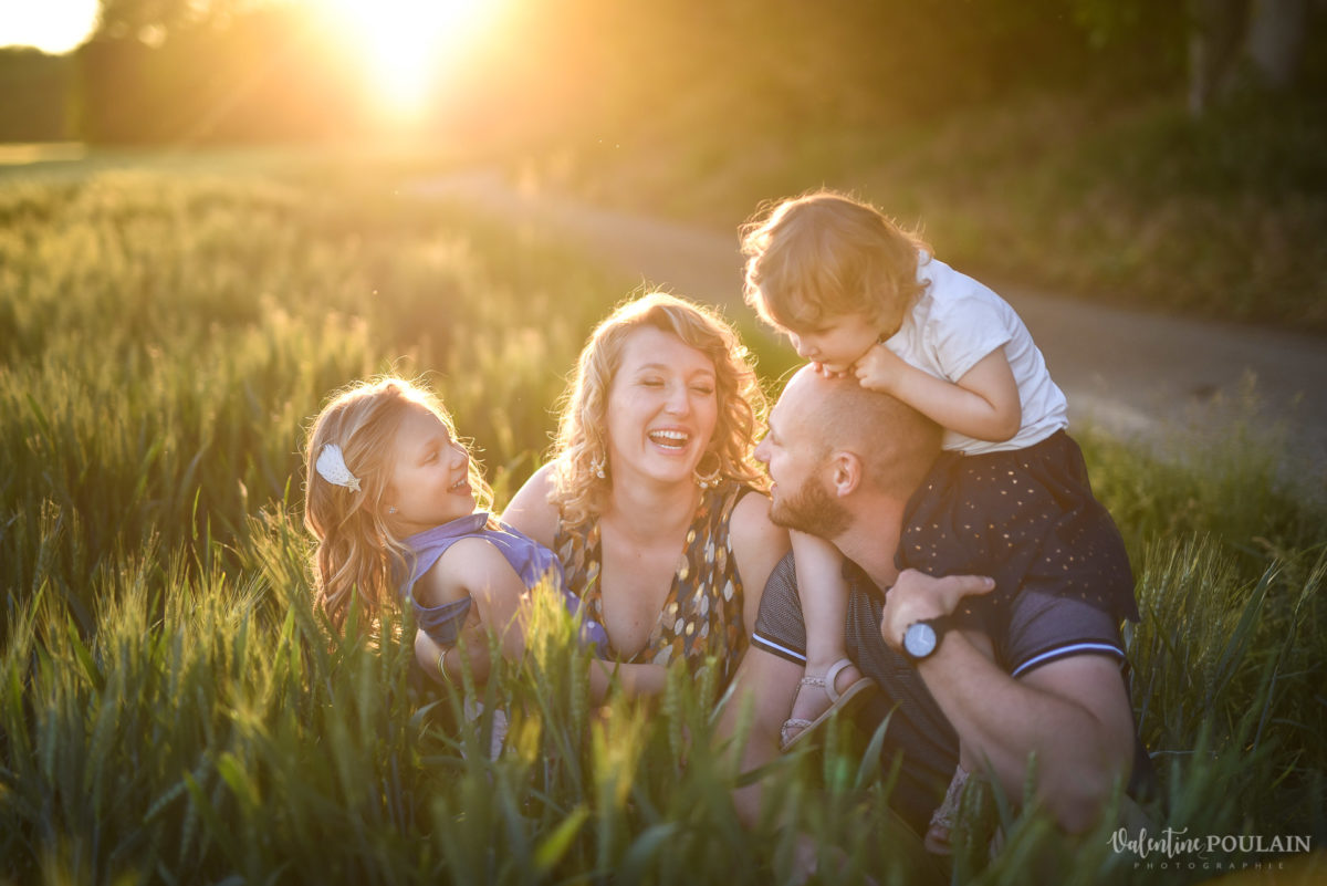 Séance photo Famille champs blé - Valentine Poulain sunset