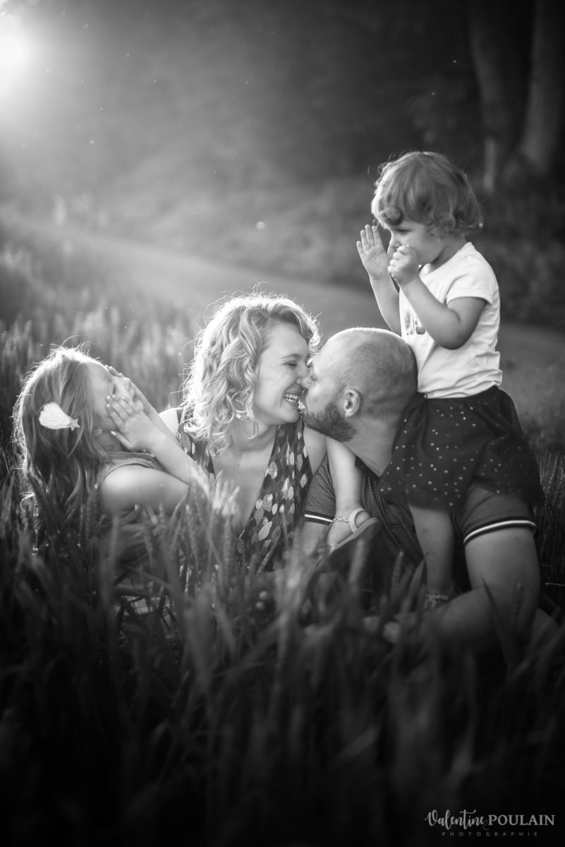 Séance photo Famille champs blé - Valentine Poulain kiss