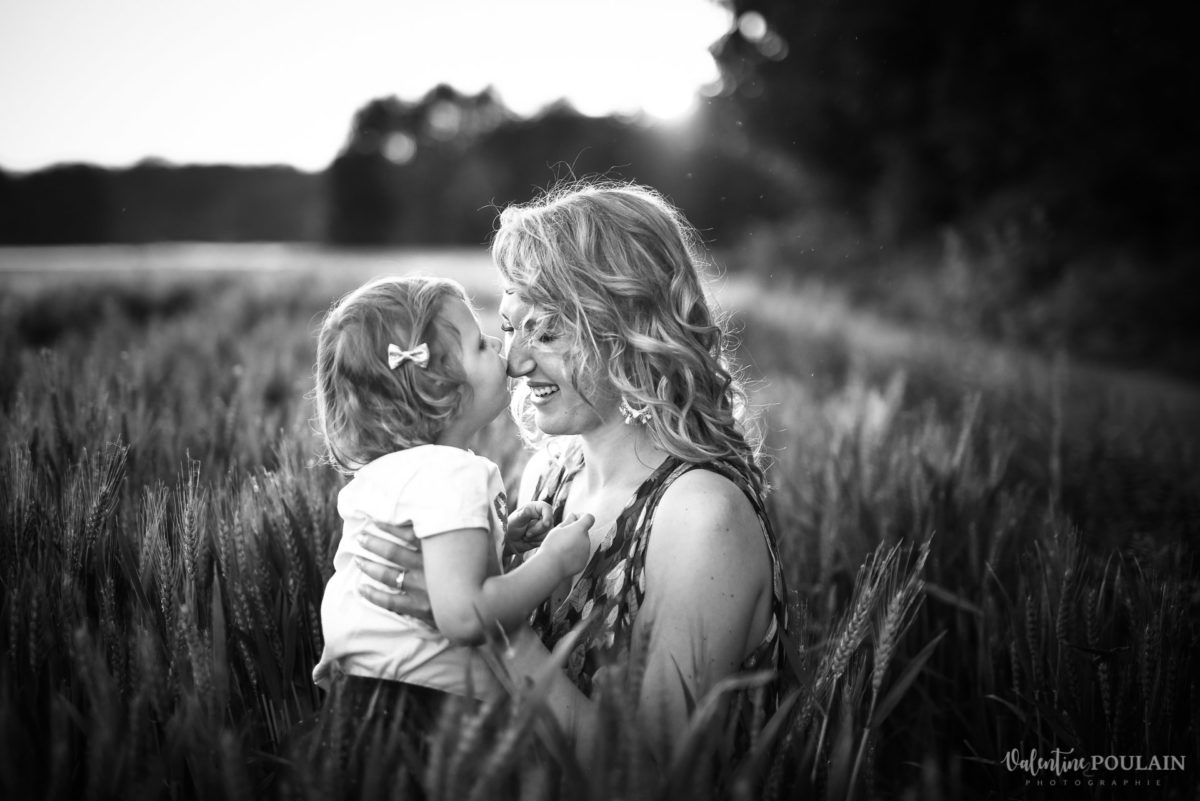 Séance photo Famille champs blé - Valentine Poulain n&b bisou