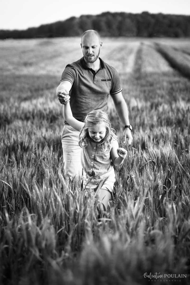 Séance photo Famille champs blé - Valentine Poulain traverser
