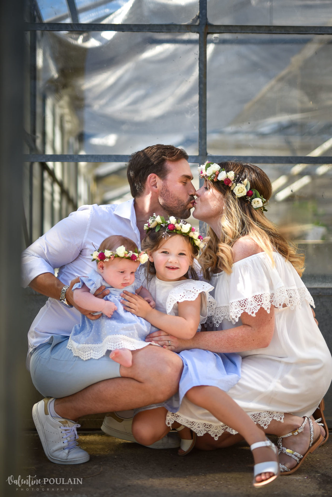 Shooting famille soeurs serre - Valentine Poulain bisou