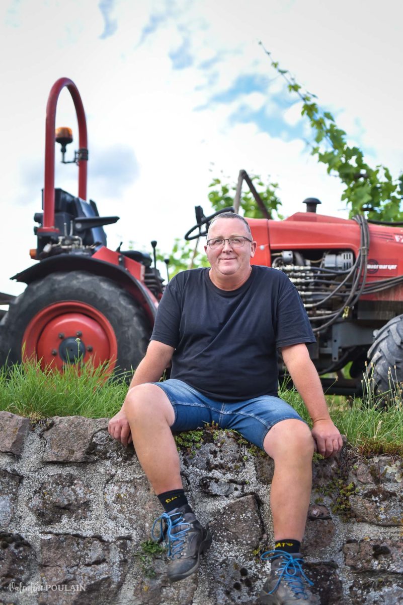 yves tracteur photo corporate Domaine vigneron - Valentine Poulain