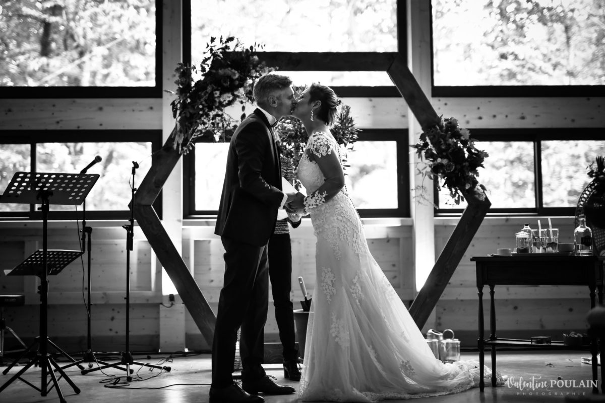 Mariage rock automne Domaine du Hirtz - Valentine Poulain cérémonie laïque bisou