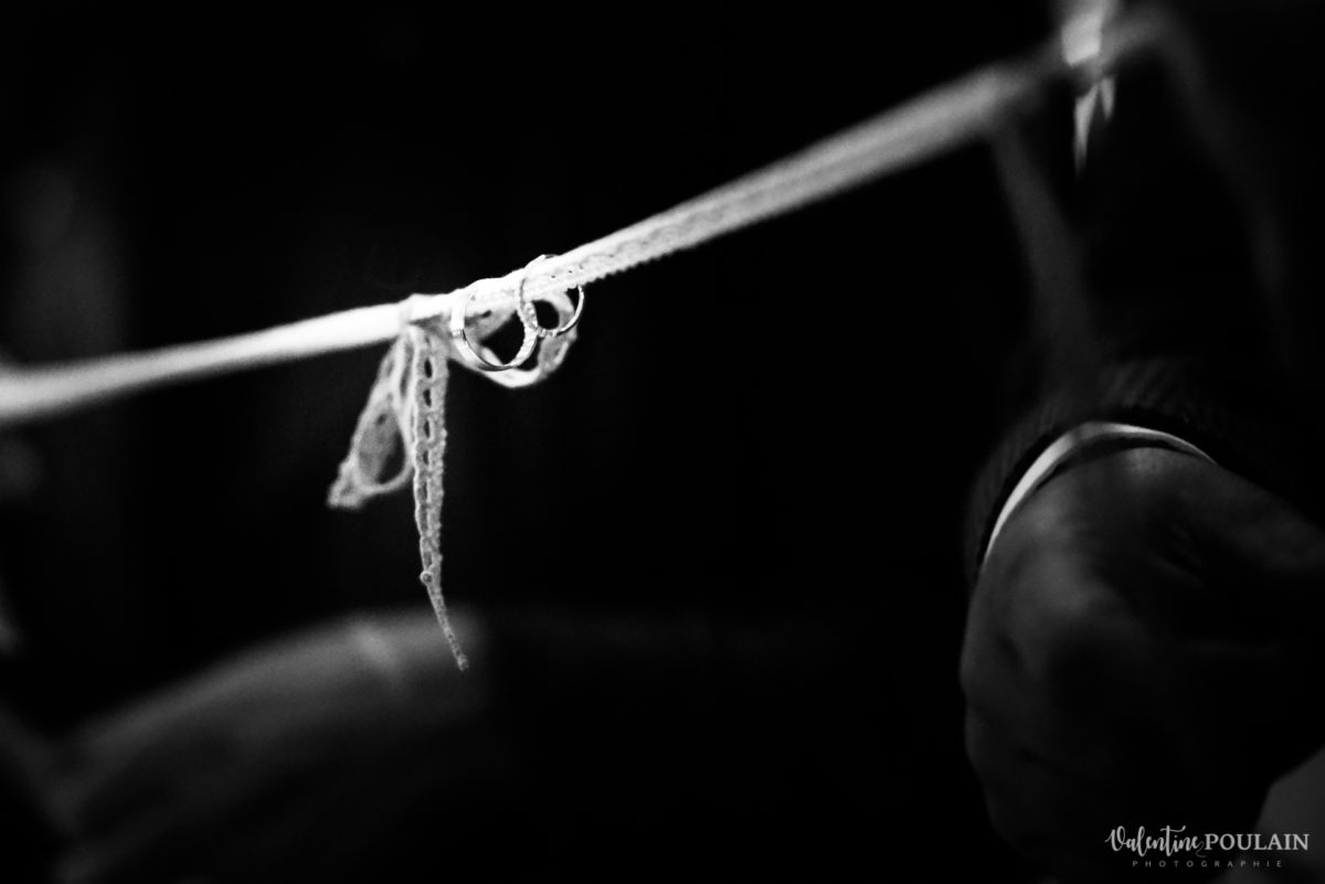 Mariage rock automne Domaine du Hirtz - Valentine Poulain cérémonie laïque alliances