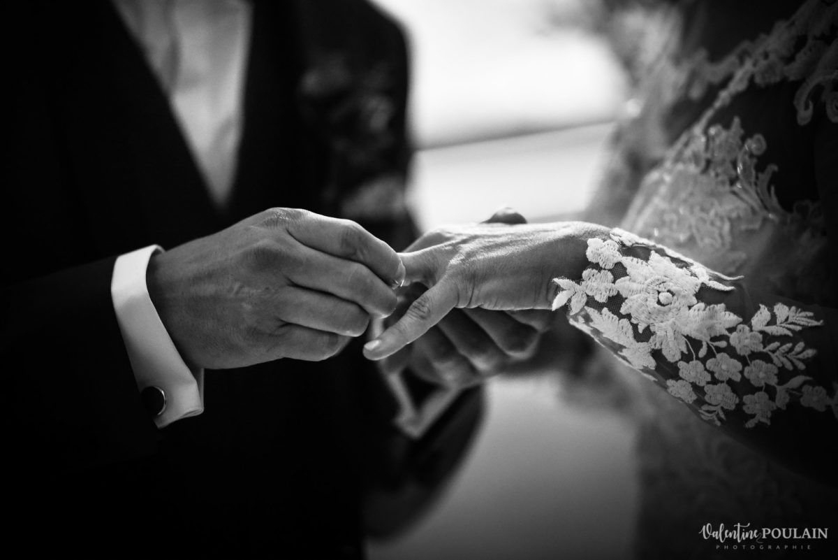 Mariage rock automne Domaine du Hirtz - Valentine Poulain cérémonie laïque bagues alliances